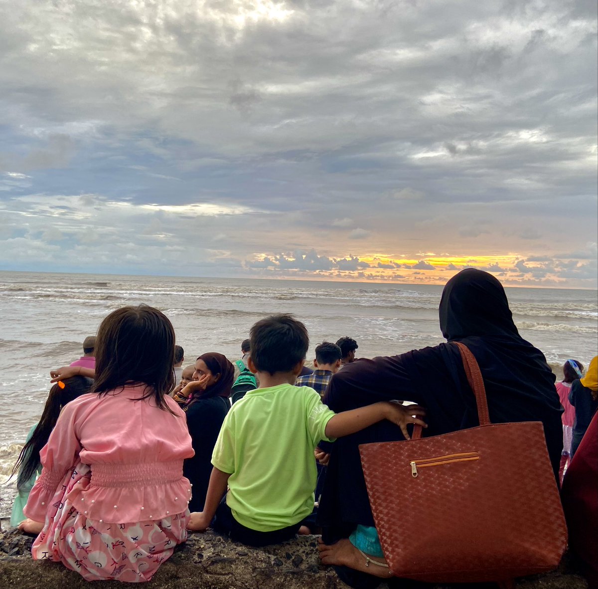 1harshitjaiswal's tweet photo. Life doesn't come with a manual—it comes with a mother.
#shotoniphone #Mumbai #MumbaiDiaries #sunset #photograghy #travel #FeelTheImpact https://t.co/OpK7aSQdC3