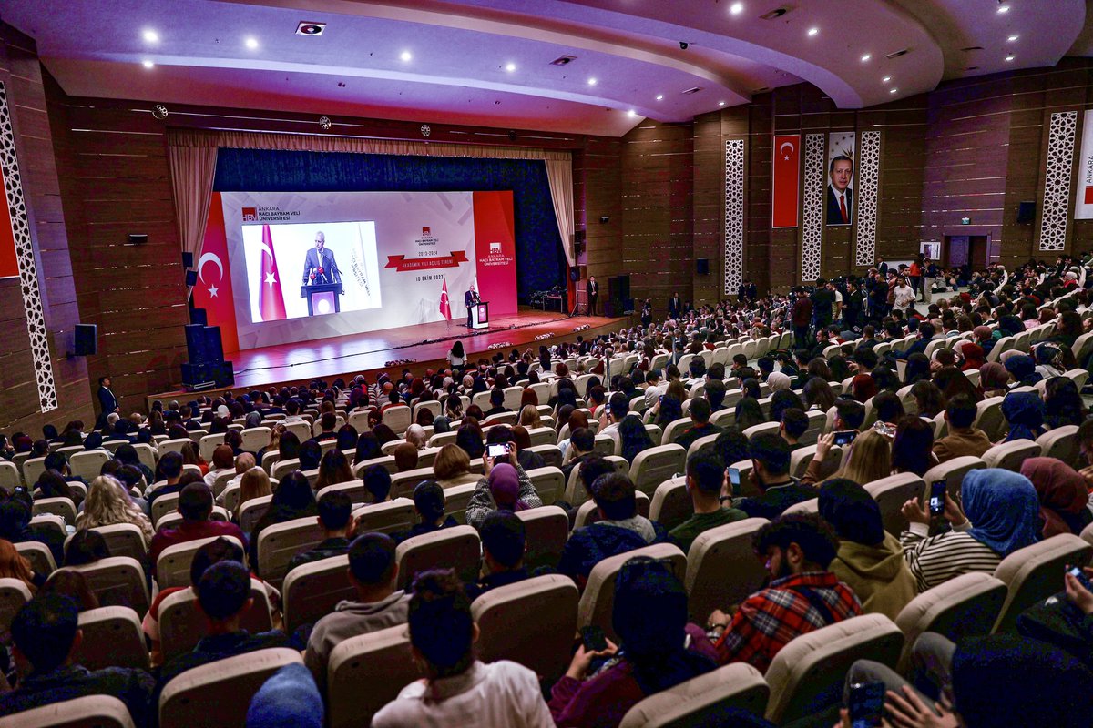 TBMMresmi's tweet photo. Türkiye Büyük Millet Meclisi Başkanımız Numan Kurtulmuş, Ankara Hacı Bayram Veli Üniversitesi 2023-2024 Akademik Yılı Açılış Töreni'nde akademisyenlerle ve öğrencilerle bir araya gelerek "Türkiye'yi Yarınlara Taşımak" başlıklı Açış Dersi’ni gerçekleştirdi. https://t.co/Drjom2lSnM