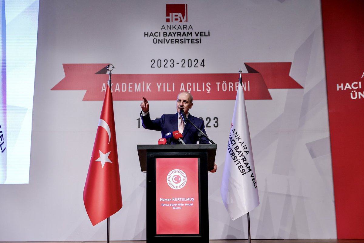 TBMMresmi's tweet photo. Türkiye Büyük Millet Meclisi Başkanımız Numan Kurtulmuş, Ankara Hacı Bayram Veli Üniversitesi 2023-2024 Akademik Yılı Açılış Töreni'nde akademisyenlerle ve öğrencilerle bir araya gelerek "Türkiye'yi Yarınlara Taşımak" başlıklı Açış Dersi’ni gerçekleştirdi. https://t.co/Drjom2lSnM