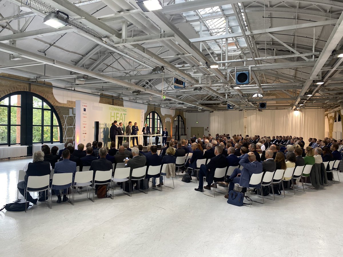 ZVSHK_Handwerk's tweet photo. #vonnectingheat … erstes Panel Deutsche Wärmekonferenz https://t.co/qYSMFCeHNX