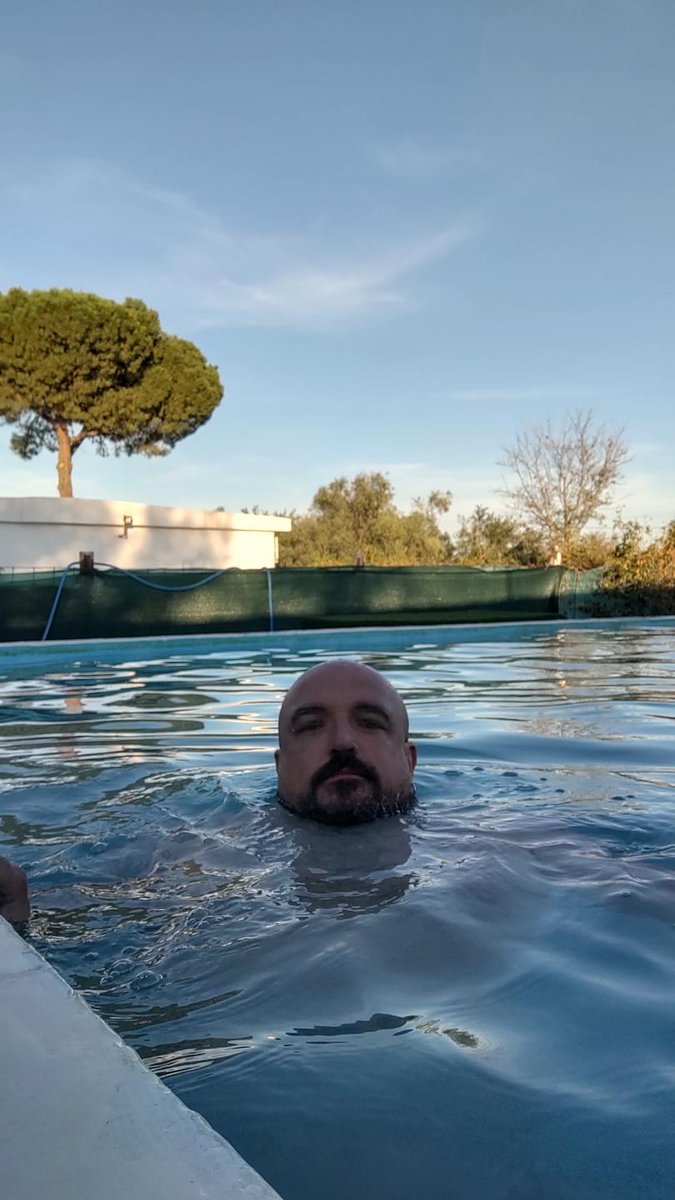 Querida Pachamama:
Lo de estar a 40°C en Octubre ya me parece una barbaridad pero ¿Podrías dejar lo de la lluvia cada finde de verano en Pontevedra? Es para una movida.
Saludos