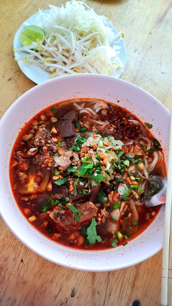 กิน #อาหารเหนือ ในกรุงเทพ คือยังหาร้านที่อร่อยไม่ได้แต่เจอร้าน #น้ำเงี้ยว และ #ข้าวซอย ที่ส่วนตัวว่าอร่อยเลย คือร้านเจ๊หอมลาดพร้าวข้าวซอยไก่ขนมจีนน้ำเงี้ยว อยู่ลาดพร้าวซอย 80 อร่อยเหมือนกินที่บ้าน เพราะคนทำคือคนเหนือ พูดเหนือกันทั้งร้าน จะสั่งในแอพเดลิเวอรี่ก็มี อร่อยมากๆ😋