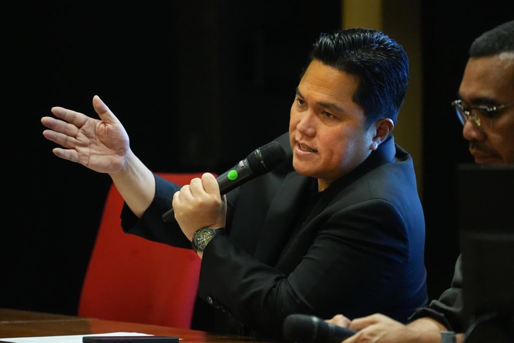 erickthohir's tweet photo. Satu bulan lagi menjelang Piala Dunia U-17 di Indonesia.

Kami terus memaksimalkan persiapan sebagai tuan rumah kejuaraan dunia. Mulai dari fasilitas utama seperti stadion hingga fasilitas pendukung lainnya seperti transportasi dan akses untuk penonton. https://t.co/esHtfUKjNB