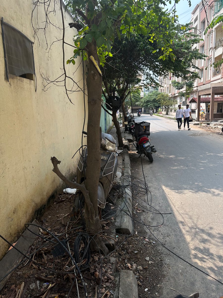 patilandan's tweet photo. @BBMPCOMM @bbmpcommr @BlrCityPolice : please look at the cables put on road. Many accidents are happening coz of this careless behaviour from cable operators. Loc: Norbert Church road, Kasavanahalli, near sarjapur road. 
Pls help : @tv9kannada @SUVARNANEWS24X7 @publictvnews https://t.co/FrrB9WeZvI