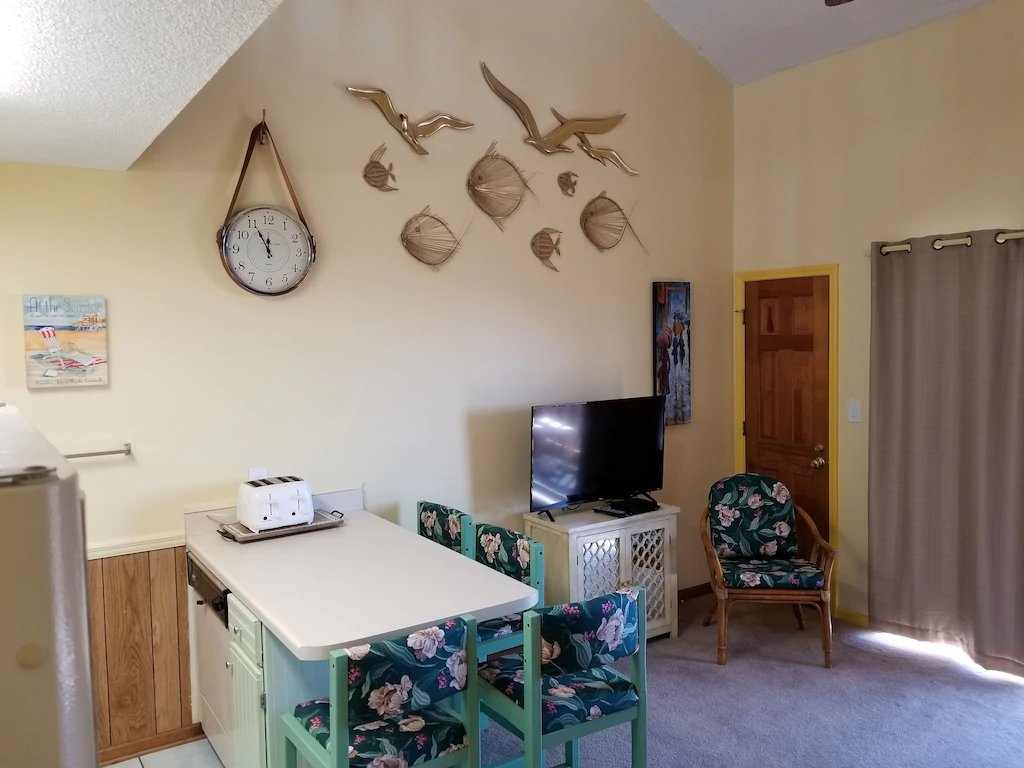 VacationBOwners's tweet photo. Welcome to the Dog Lovers Condos! Just 1 mile from Market Commons with pet-friendly shopping & dining. Ocean View Vacation Condo Rentals in Myrtle Beach for you and your furry friends. #MyrtleBeachCondos ##MarketCommons #PetFriendlyCondo #VacationByOwners https://t.co/yykIyrTugj https://t.co/UvkDnmIano
