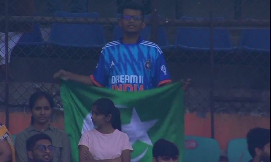 NishaRo45_'s tweet image. We live in a country where people support enemies and hate Indian captain 💔

#PAKvSL