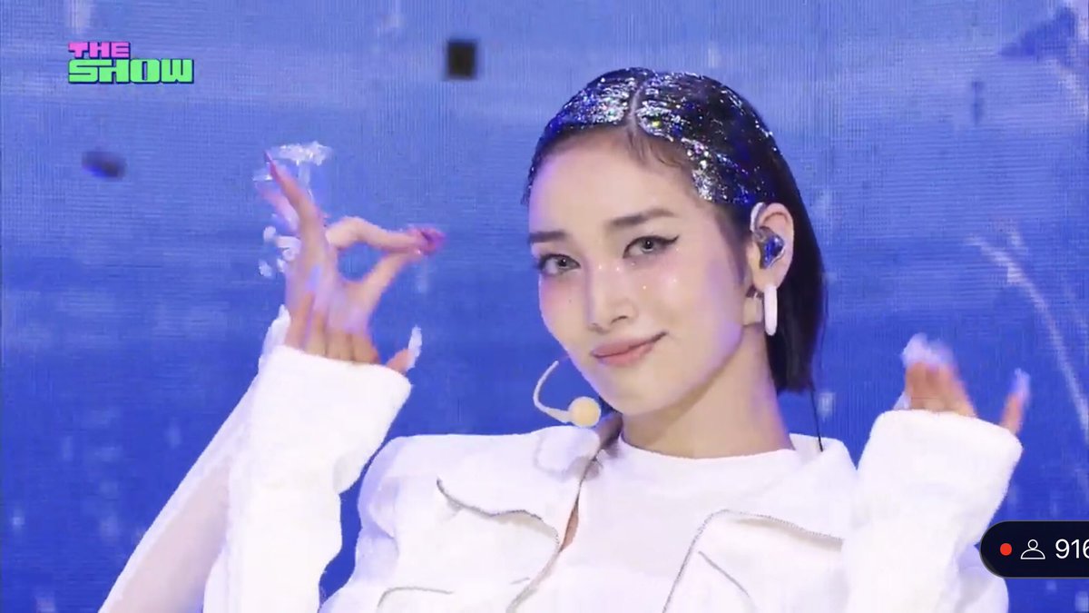 TEAMtorihiki's tweet photo. 生歌つえーーやっぱり最高XG🤍
白衣装からだね！
🧚‍♂️は今日はジュリンたん🫰
#XG #XG_PUPPETSHOW 
#THESHO https://t.co/PGSpHhjzT3