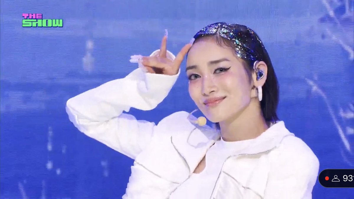 TEAMtorihiki's tweet photo. 生歌つえーーやっぱり最高XG🤍
白衣装からだね！
🧚‍♂️は今日はジュリンたん🫰
#XG #XG_PUPPETSHOW 
#THESHO https://t.co/PGSpHhjzT3