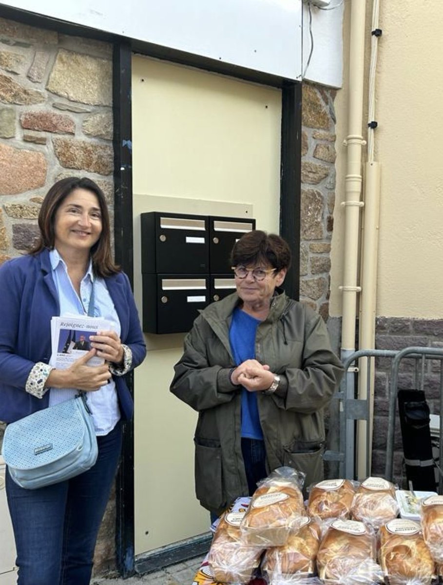 KarineGuguen's tweet photo. On prolonge le Week-end 🌞 sur le terrain ce matin, de bonne heure et de bonne humeur.😃
@HorizonsLeParti Côtes-d'armor au marché de #Paimpol
🔷️ Des échanges encourageants avec bienveillance.
#Horizons2Ans
#Horizons @EPhilippe_LH @AvecEdPhilippe https://t.co/yqd9y6rjLf
