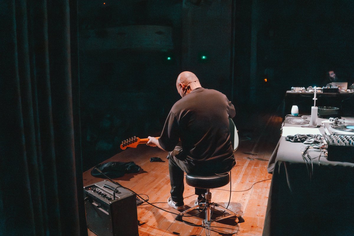 🎙 @exflamenco cantó el cine mudo. Y lo hizo acompañado por una concha, un andaluz, el perro y un sacerdote. Un cine-concierto comisariado y producido por SACO con la participación da @Filmoteca_es. 🏷 #curtocircuito2023 #Cine #SantiagoDeCompostela #FestivalDeCine @CCultura