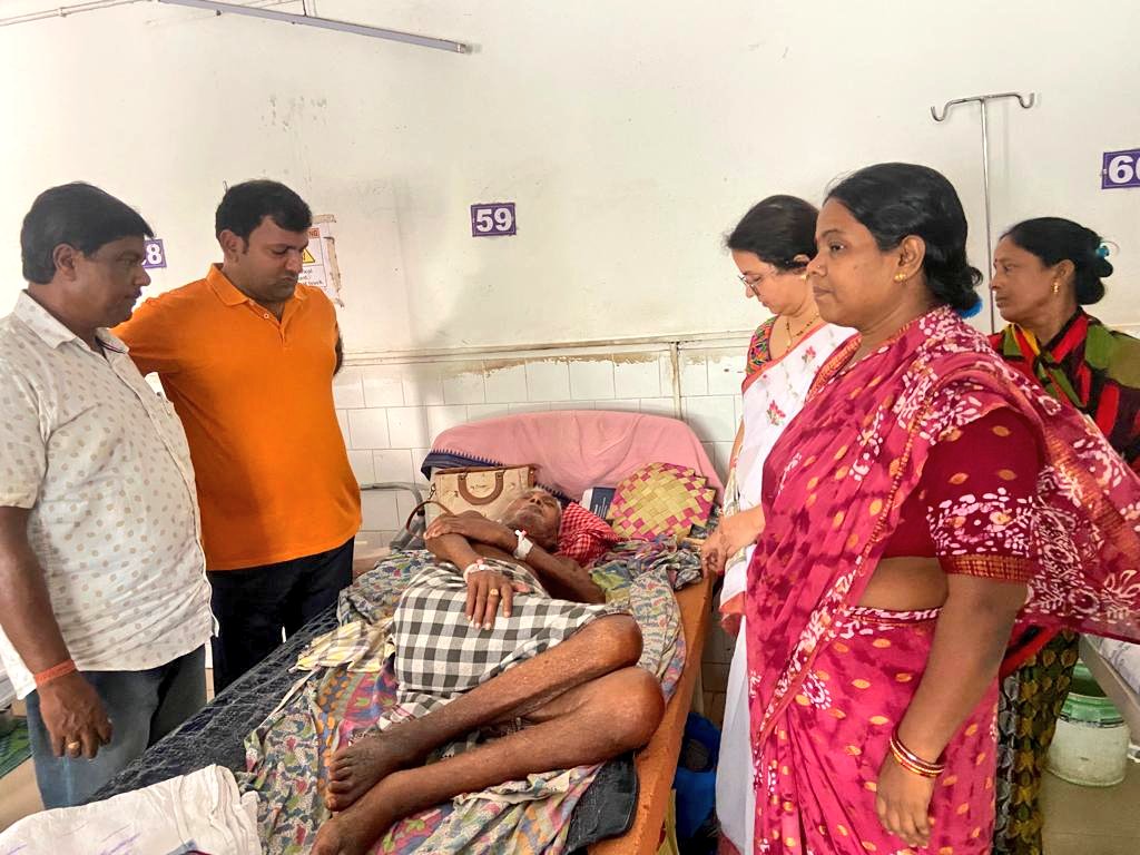 କ୍ୟାପିଟାଲ ହସ୍ପିଟାଲରେ‌ ଗୁରୁତର ଭାବେ ଚିକିତ୍ସିତ ହେଉଥିବା ସତ୍ୟବାଦୀ ନିର୍ବାଚନ ମଣ୍ଡଳୀର ଭାରତୀୟ ଜନତା ପାର୍ଟିର ସଂଯୋଜକ ବଡ଼ ଭାଇ ରଞ୍ଜନ ବରାଳ ଙ୍କ ପିତା ଚୈତନ୍ୟ ବରାଳ ମଉସା ଙ୍କୁ ଦେଖା କରିଲି ।

ଡାକ୍ତର ଟିମ୍ ଙ୍କୁ ଚୈତନ୍ୟ ମଉସା ଙ୍କ ସ୍ଵାସ୍ଥ୍ୟ ଅବସ୍ଥା ବିଷୟରେ ପଚାରି ବୁଝିବା ସହିତ ଆଶୁ ଆରୋଗ୍ୟ କାମନା କରୁଛି।