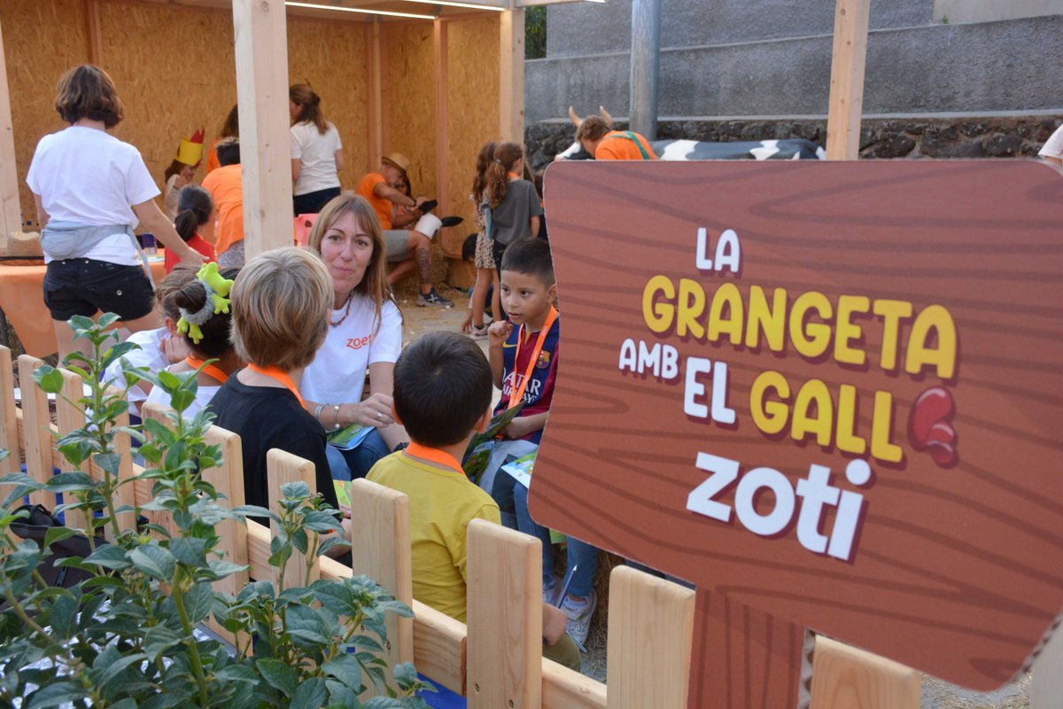 menutsGirona's tweet photo. 🍂🍁 Famílies! Arriba la Fira de Sant Lluc d’Olot amb 13 espais i més de 80 activitats previstes. Descobrir el programa detallat amb les propostes més familiars.
📅 14-15 Oct
📍 #Olot
👉 https://t.co/9hjbO1Kkrg
#nothoperdis #Olot #Garrotxa #InPyrennes #CatalunyaExperience https://t.co/gdtCGFvnOv