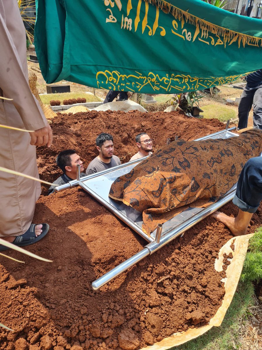 Innalillahi wa innaillahi rojiun - Rest in peace grandma