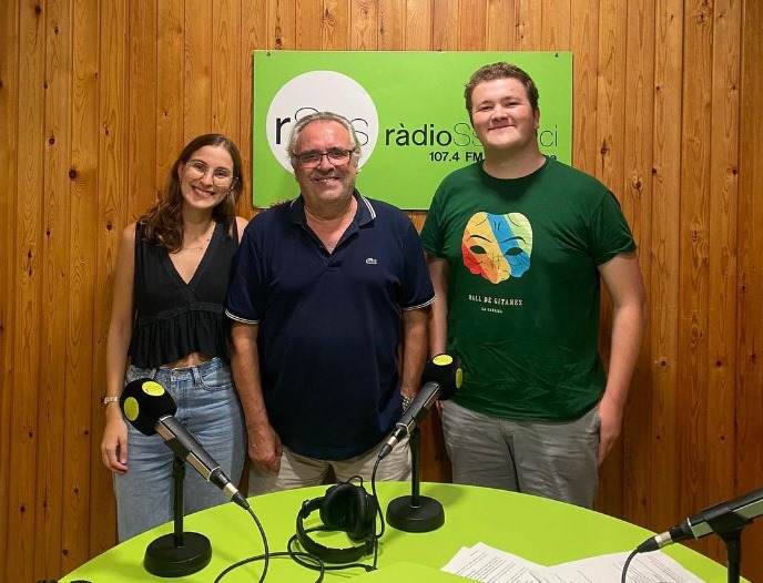 Ràdio Silenci (@rsilenci) on Twitter photo 🎙️ Aquí pots sentir el pòdcast del primer Al fons a l'esquerra de la temporada, amb <a href="/juthtorner/">Judith Torner</a>, <a href="/eduguerra1409/">Edu Guerra</a>, <a href="/clisques/">Andreu Clapés</a>, <a href="/RibaCB/">Carles Riba</a> i <a href="/LauraGarriga/">Laura Garriga</a>. Entrevisten al director de <a href="/dagolldagom/">Dagoll Dagom</a> Joan Lluís Bozzo. Clica aquest enllaç per sentir-ho 👉 radiosilenci.cat/programs/al-fo… #laGarriga 🎙️ Aquí pots sentir el pòdcast del primer Al fons a l'esquerra de la temporada, amb <a href="/juthtorner/">Judith Torner</a>, <a href="/eduguerra1409/">Edu Guerra</a>, <a href="/clisques/">Andreu Clapés</a>, <a href="/RibaCB/">Carles Riba</a> i <a href="/LauraGarriga/">Laura Garriga</a>. Entrevisten al director de <a href="/dagolldagom/">Dagoll Dagom</a> Joan Lluís Bozzo. Clica aquest enllaç per sentir-ho 👉 radiosilenci.cat/programs/al-fo… #laGarriga