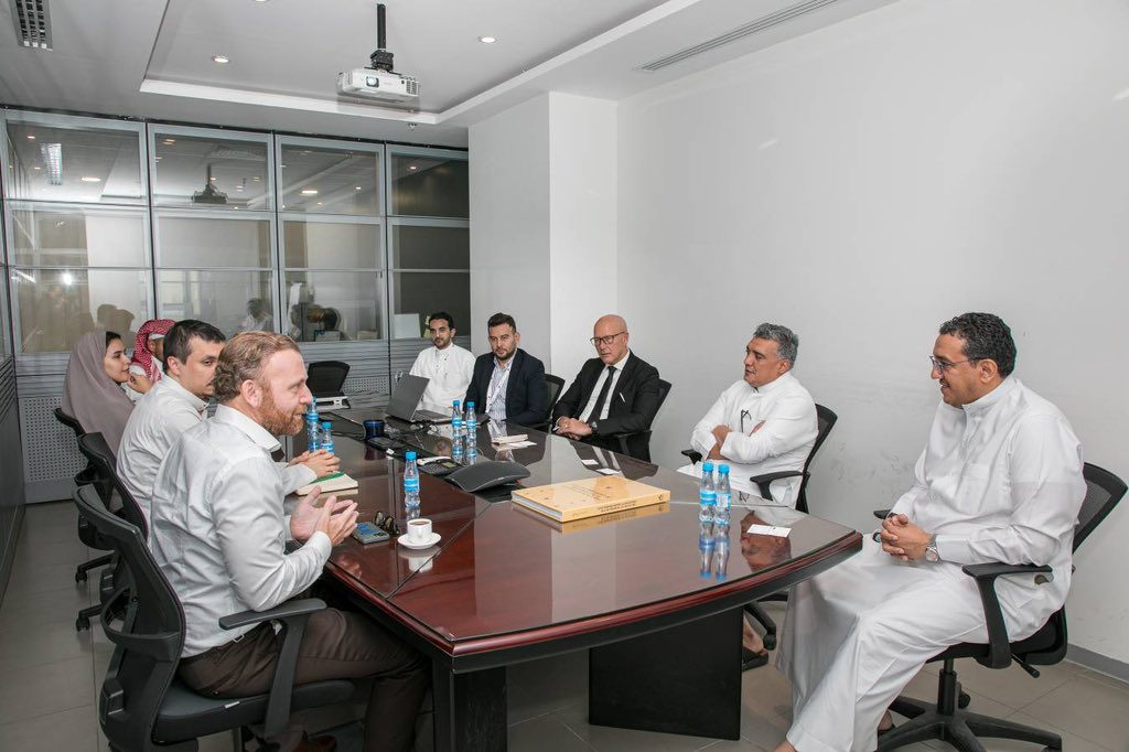 سعدنا بإستضافة وفد من هيئة الأزياء لمقر الشركة الرئيسي بالرياض بحضور الرئيس التنفيذي للهيئة، و عدد من المسؤولين.
تضمنت الزيارة جولة تعريفية بالشركة والعلامات التجارية التابعة لها، كما تم مناقشة سبل التعاون المشترك بين الشركة والهيئة والتي تهدف الى تطوير قطاع الأزياء بالمملكة.