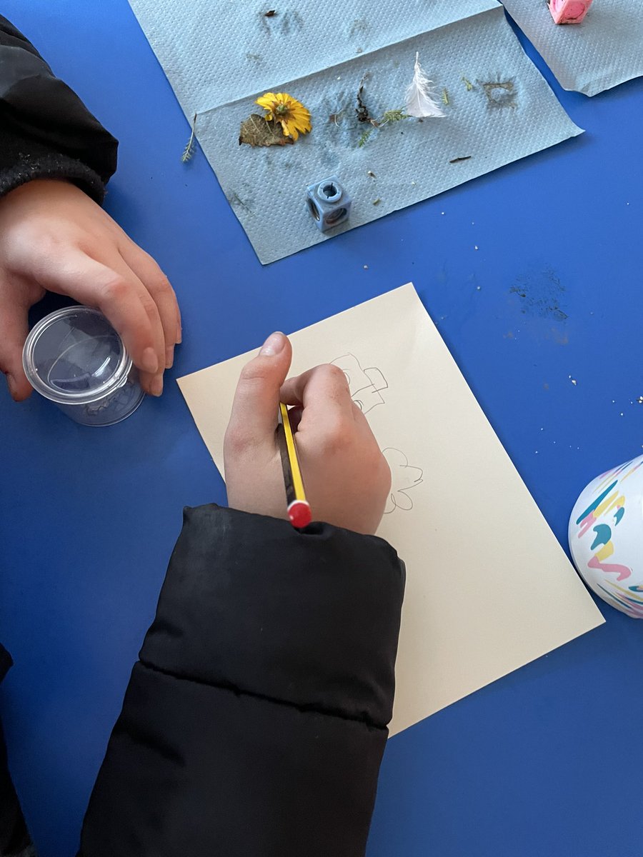 alyconquer1's tweet photo. Lovely morning class @OnthankSchool Centre this AM. Tiny treasure hunts, encouraging us to really look at our surroundings, sorting and categorising our finds and then looking closely to do line drawings @eaclost https://t.co/gKeHjedgPL