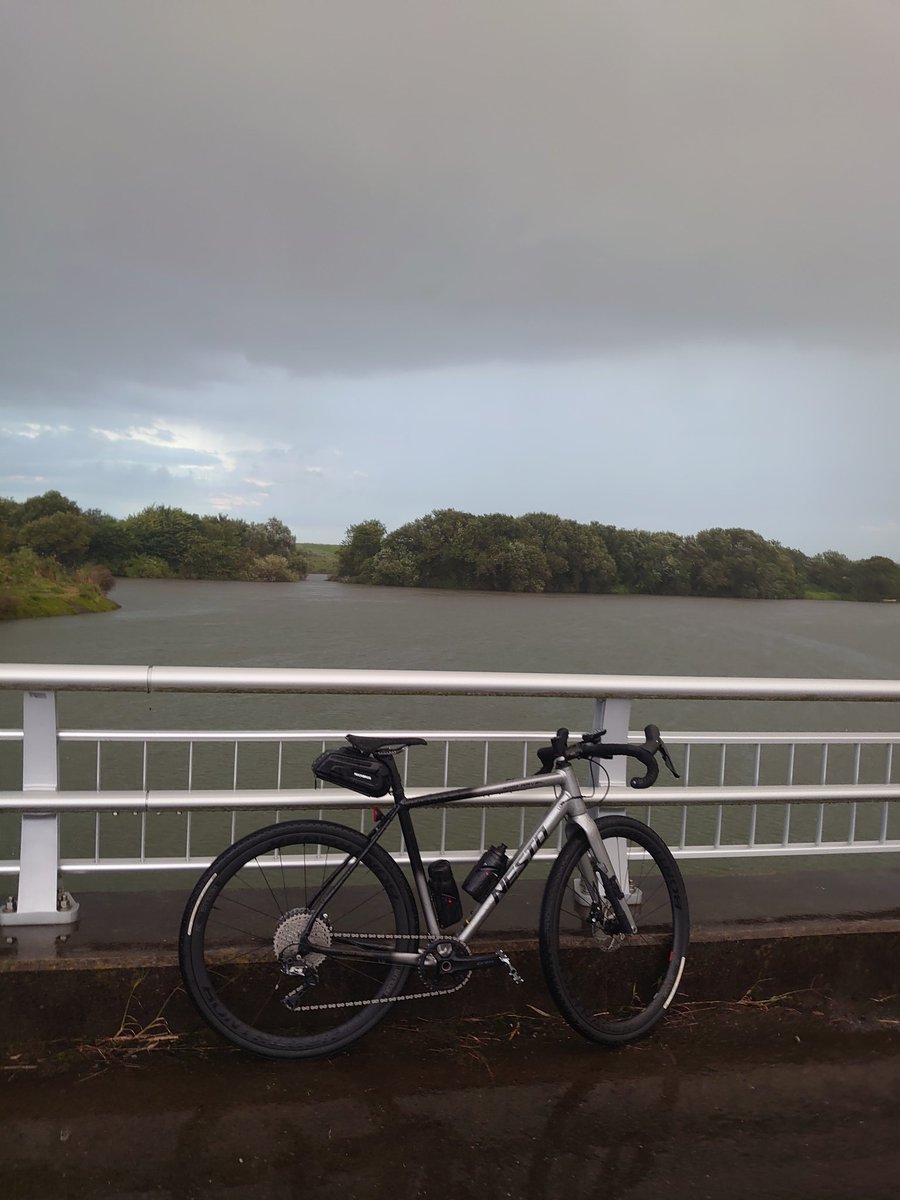 昨日雨なの忘れて江戸川グラベル、、、

水たまりのハンプの深さが全く解らんので、、、、、

めちゃ楽しい(笑)