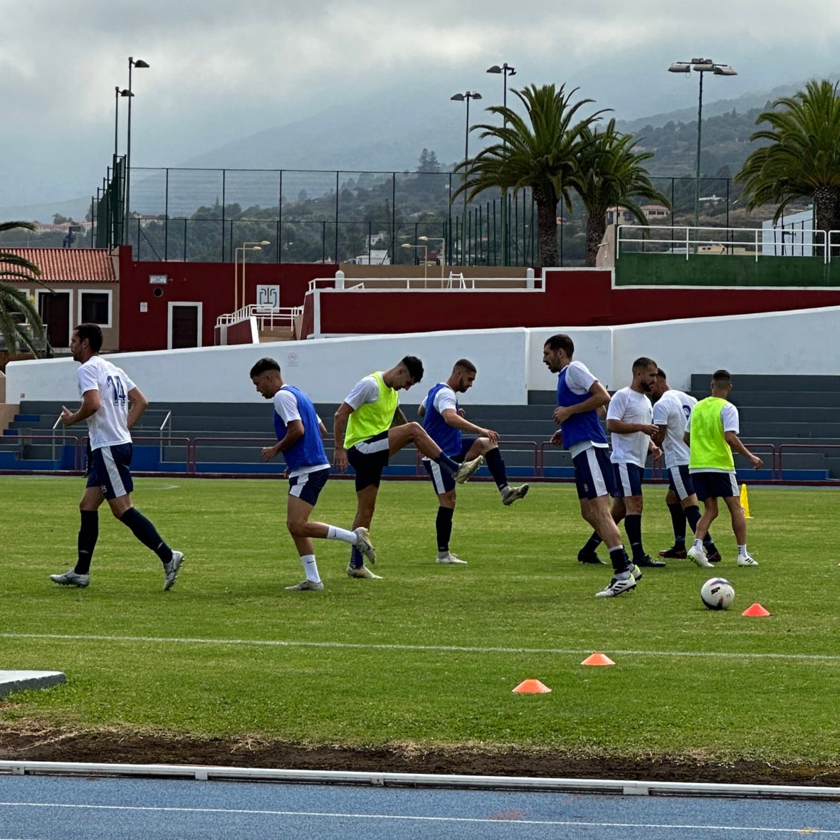 DEPORTES | La U.D. La Palma sigue al frente de la Preferente tras las seis primeras jornadas.

🔗 elperiodicodelapalma.com/la-u-d-la-palm…

#LaPalma #fútbol #preferentetenerife #UDLaPalma #UDLosLlanosdeAridane #SDTenisca #UDFuencaliente #FIFT