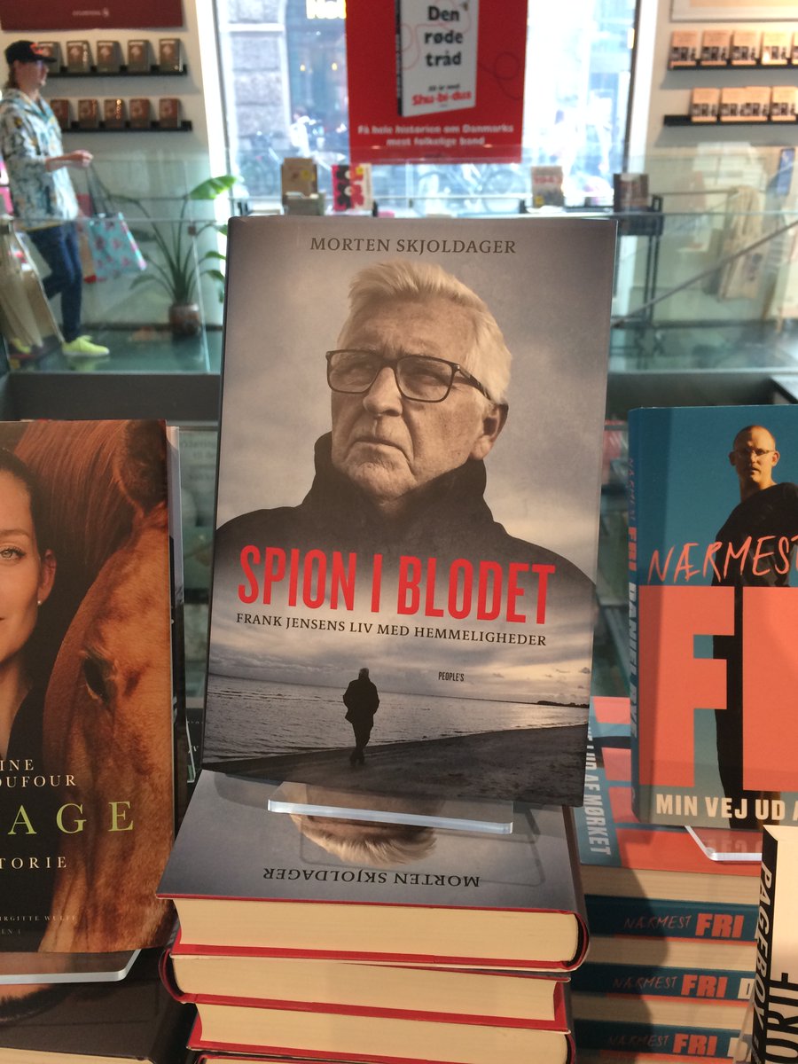 Så er 'Spion i blodet' havnet i boghandlerne. Helt uden fogedforbud! Det er faktisk helt rart at udgive så udramatisk. Find den i en boghandler nær dig fra i dag. <a href="/forlagetpeoples/">People's</a> #dkpol #dkmedier