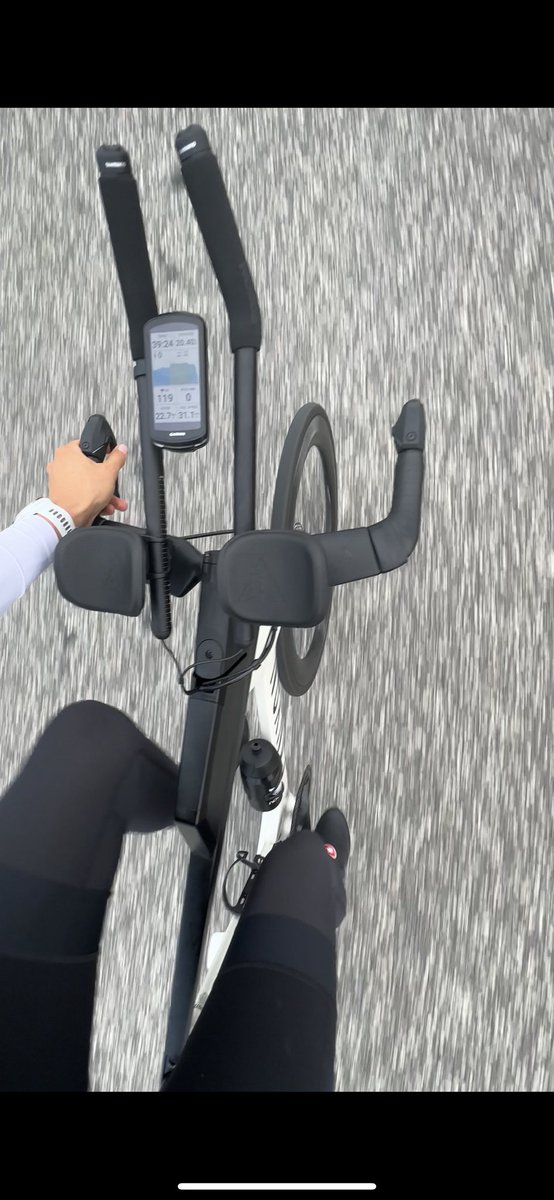 Biler vs cyklister i Danmark.

Her er lidt anekdoter fra en amatør cyklist som jeg, fra _1_ træningstur på sølle halvanden time. 

Danske billister er nogle af de mest eklatante amatører, der findes på denne her side af jordkloden.

Møde #1 med bilist:

Jeg kører på min tri cykel