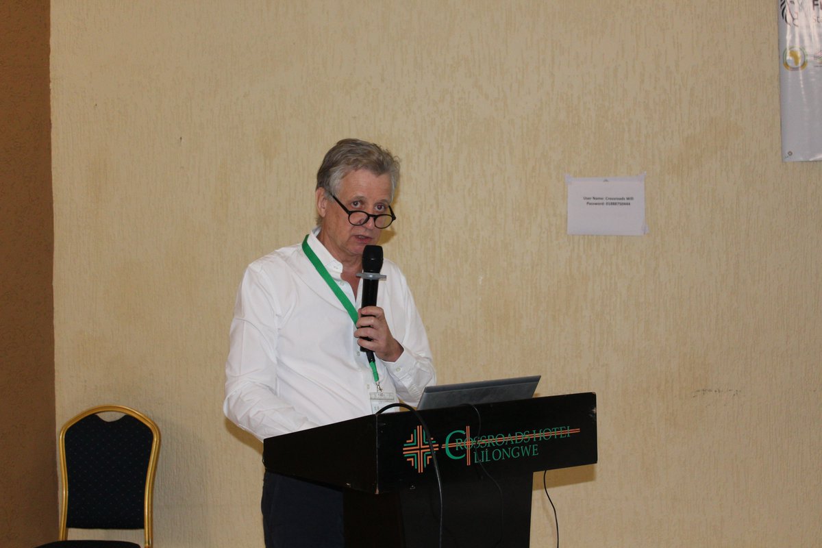 ACMAD_org's tweet photo. Mr. Koen Couderé from @VITObelgium, delving into analysis of #CLIMTAG outputs using case studies:
🌽 Maize in Malawi &amp; Uganda
🥜 Groundnut in Senegal
☕ Coffee in Uganda
"Based on climate projections, coffee extinction is not in the horizon, but can become a rarer commodity" https://t.co/6OsGePVdVA