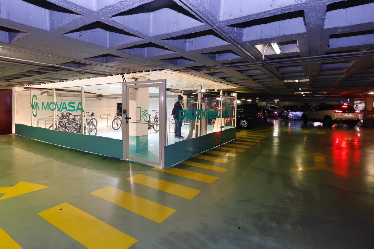AyuntamientoVLL's tweet photo. El concejal de Tráfico y Movilidad, @AlbertoGutalbal, inaugura una nueva estación de PARKIBICI en el parking de la #PlazaMayor, con el objetivo de fomentar la movilidad ciclista en #Valladolid y mejorar las condiciones que permitan el uso cotidiano de este medio. 

Abrimos🧵👇 https://t.co/8ipsTAg5XC
