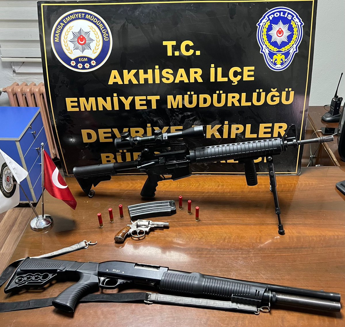 ajansmanisa's tweet photo. Akhisar’da polisin yakaladığı şahsın üzerinden cephanelik çıktı
https://t.co/XCq3xJ9EkC https://t.co/OsMuSF2pW8