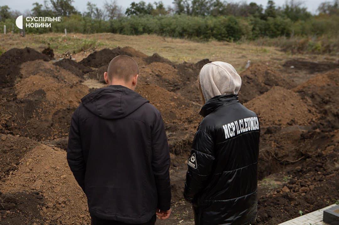 olex_scherba's tweet photo. Sasha (23) &amp; Xenia (15) choosing where their parents &amp; grandma will be buried. According to #russia UN envoy, they were Nazis &amp; had to die, together with half of their village.

#Hroza #StandWithUkraine #RussianWarCrimes #Ukraine https://t.co/rgl26YBphf