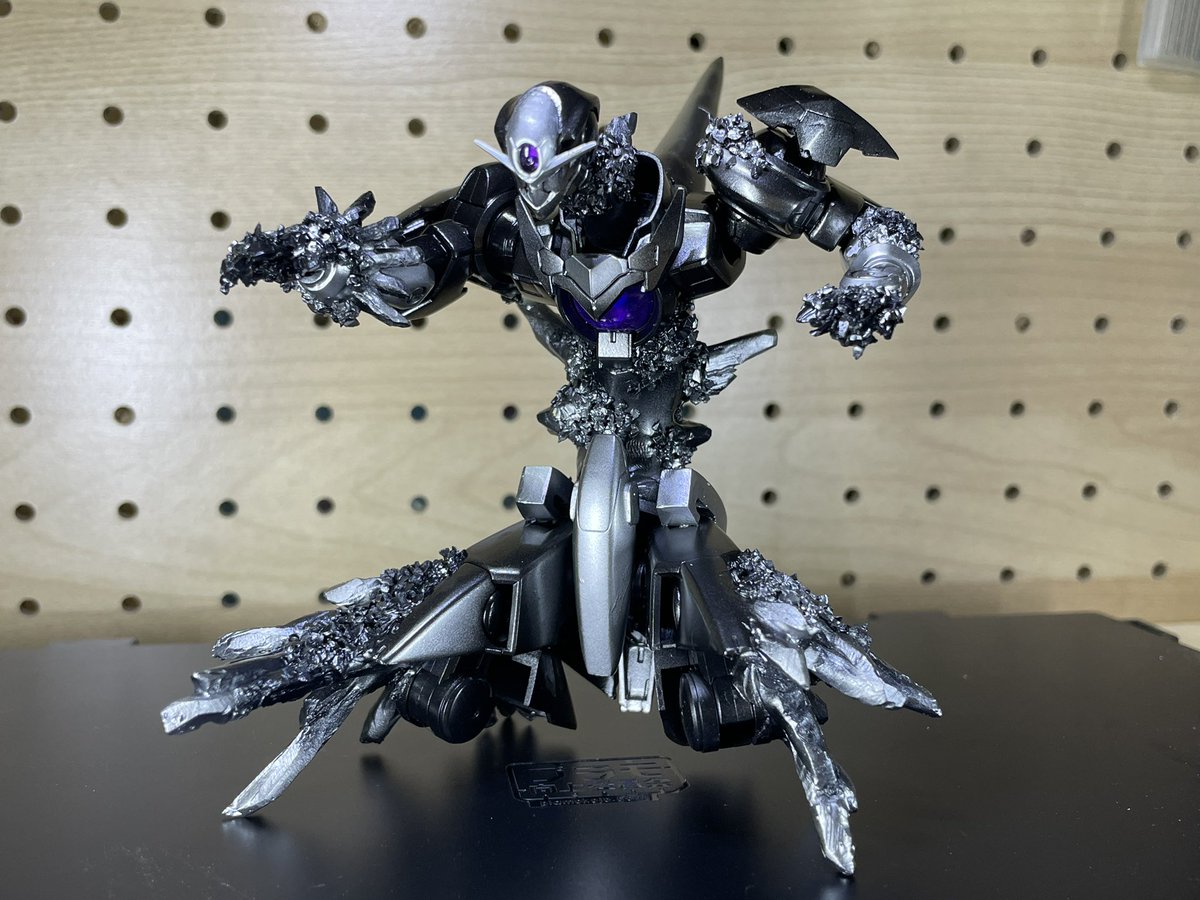 kuchi0905's tweet image. HGブレイヴ（グラハム特攻版）完成しました！

ブレイヴ+トランザムでもう一つ工夫…と言ったらこのシーンしか浮かびませんでした🥹✨

ELSジンクスが化け物っぽくなったけど…乗せればあんま気になりません笑

#ガンプラ 
#ガンプラ好きと繋がりたい
#ガンダム00
#ブレイヴ