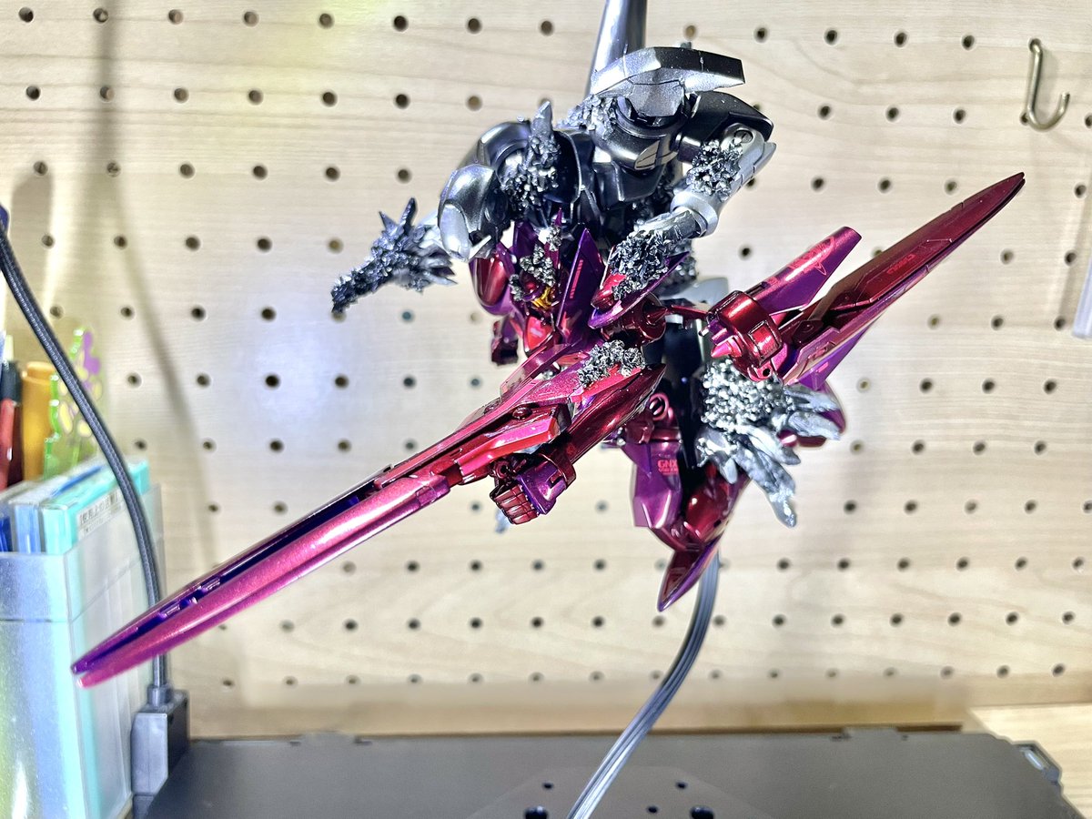 kuchi0905's tweet image. HGブレイヴ（グラハム特攻版）完成しました！

ブレイヴ+トランザムでもう一つ工夫…と言ったらこのシーンしか浮かびませんでした🥹✨

ELSジンクスが化け物っぽくなったけど…乗せればあんま気になりません笑

#ガンプラ 
#ガンプラ好きと繋がりたい
#ガンダム00
#ブレイヴ
