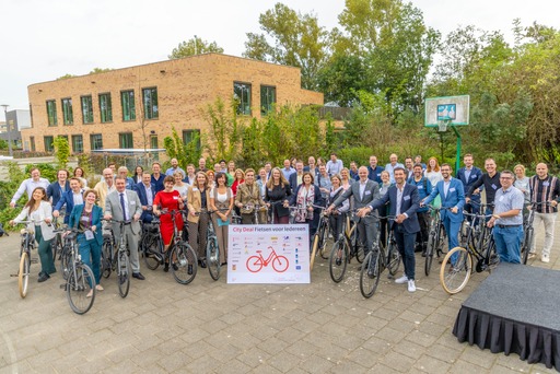 Gisteren in #Arnhem werd de #citydeal #Fietsenvooriedereen getekend. 15 steden, 3 ministeries en bedrijven en maatschappelijke organisaties: iedereen moet de mogelijkheid krijgen om te #fietsen: #vrijheid!