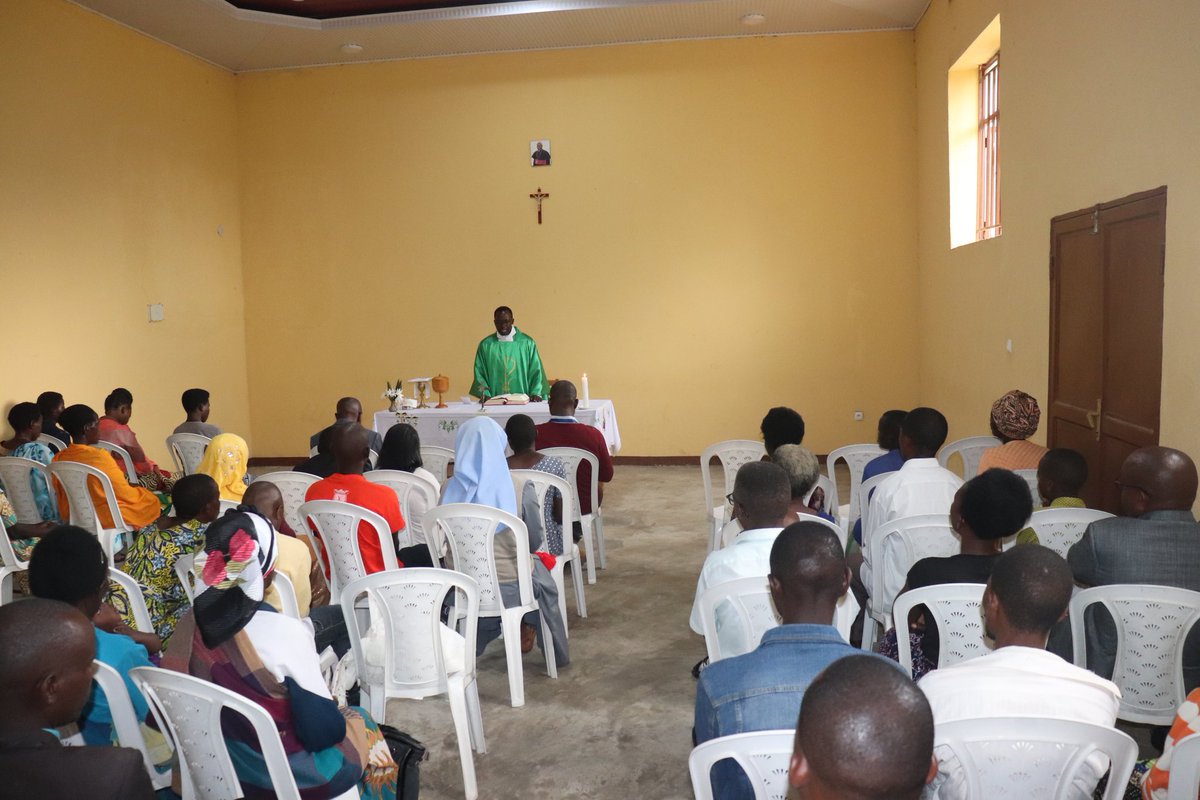 KabgayiCaritas's tweet photo. Ni umuhango wabimburiwe n'igitambo cy'Ukaristiya cyatuwe na Padiri Jean Berchmans GASASIRA umuyobozi wa  @KabgayiCaritas. Birimo kubera mu kigo cyashinzwe n'iyi Caritas ari cyo @cefoppak. https://t.co/hOReGquLre
