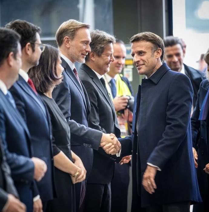 „Bonjour, Monsieur, ich freue mich sehr, sie hier in.."
"Halt die Klappe, Lindner. Sag mir lieber wer die hübsche Madame da neben dir ist."