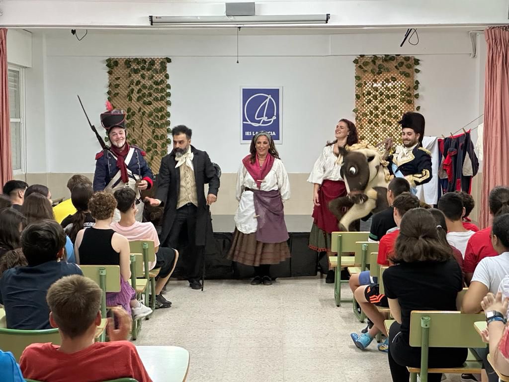 Taller: “Bicentenario Trocadero” ⚓️🗺️⛵️

Este lunes 9 de octubre, el alumnado de 3º y 4º ESO pudo disfrutar de un taller teatral y didáctico sobre el Bicentenario del Trocadero. Una actividad organizada por el Ayuntamiento de Puerto Real y el Departamento de GeH del IES La Jarcia