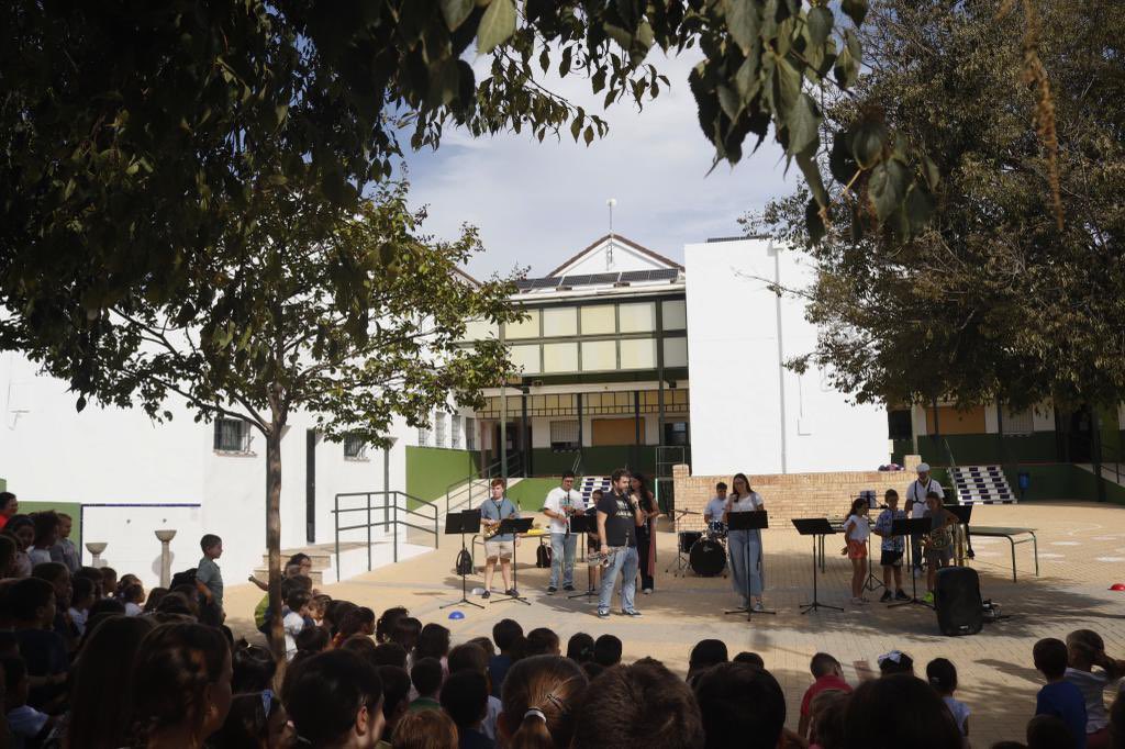 CarmenDSalteras's tweet photo. El pasado viernes estuvimos con los alumnos del CEIP Francisca Pérez Cerpa. 

Compartimos una mañana llena de música y diversión, donde cantamos y bailamos. ¡Lo pasamos genial! 

Si quieres disfrutar con nosotros de la música, rellena el formulario: https://t.co/1PSNx95RHr

¡Os esperamos! 🤎