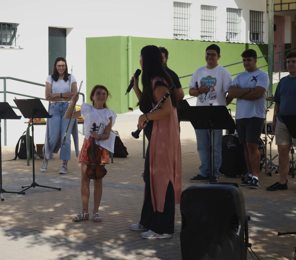 CarmenDSalteras's tweet photo. El pasado viernes estuvimos con los alumnos del CEIP Francisca Pérez Cerpa. 

Compartimos una mañana llena de música y diversión, donde cantamos y bailamos. ¡Lo pasamos genial! 

Si quieres disfrutar con nosotros de la música, rellena el formulario: https://t.co/1PSNx95RHr

¡Os esperamos! 🤎