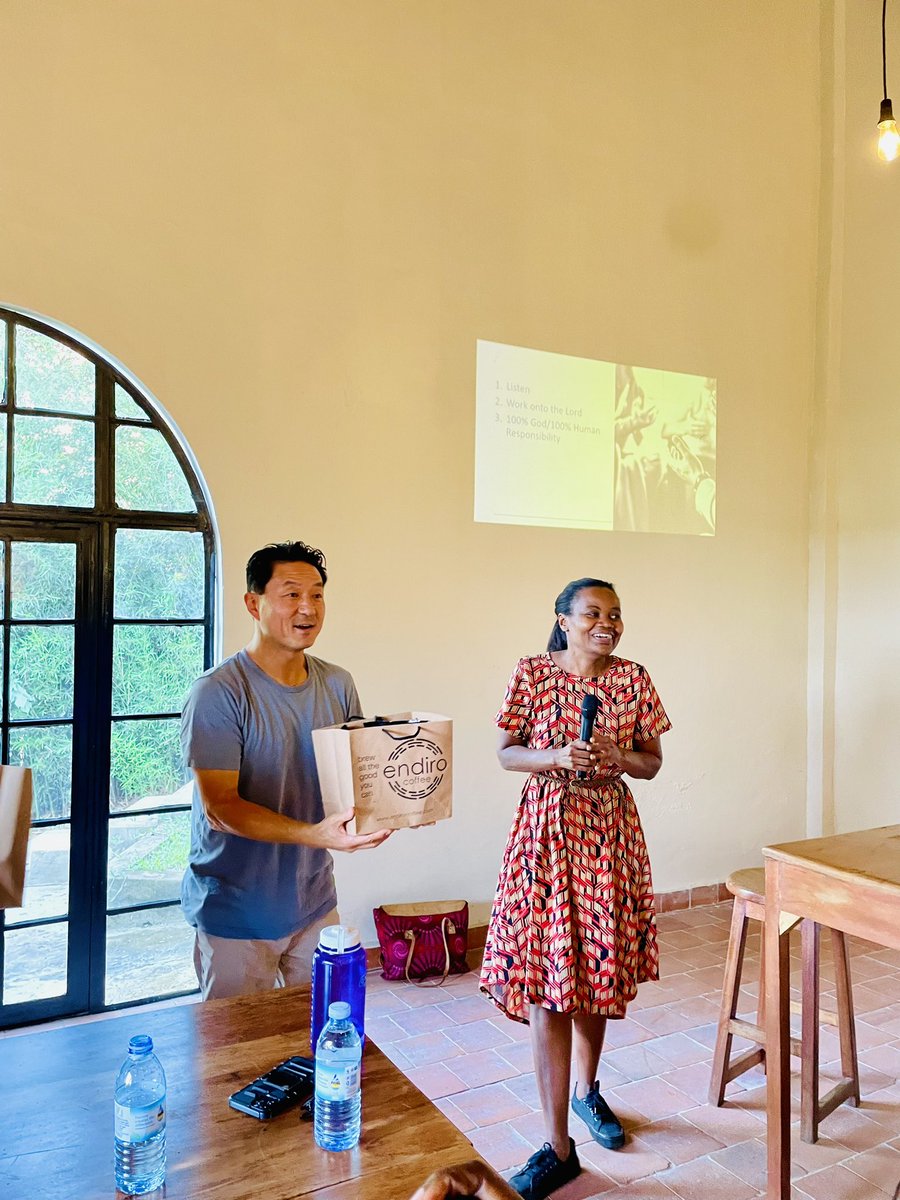 EndiroCoffee's tweet photo. Our CEO,Gloria handing some goodies to Dave for the job well done during his stay in Uganda. Big thanks to @davechae for hanging out with the team at Endiro Coffee. Keep brewing up the goodness, Dave!
#endirocoffee #brewgood https://t.co/pRhdoNcBFB