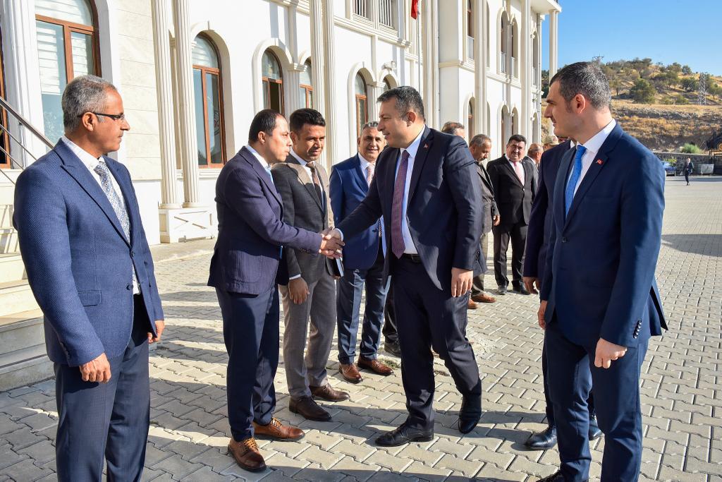 📍Musabeyli 

Valimiz Sayın Tahir Şahin Musabeyli Kaymakamımız Sayın Hamza Özbilgi ve Belediye Başkanımız Sayın Ayhan Yılmaz’a ziyarette bulunarak ilçemizde yapılan çalışmalar hakkında bilgi aldı.