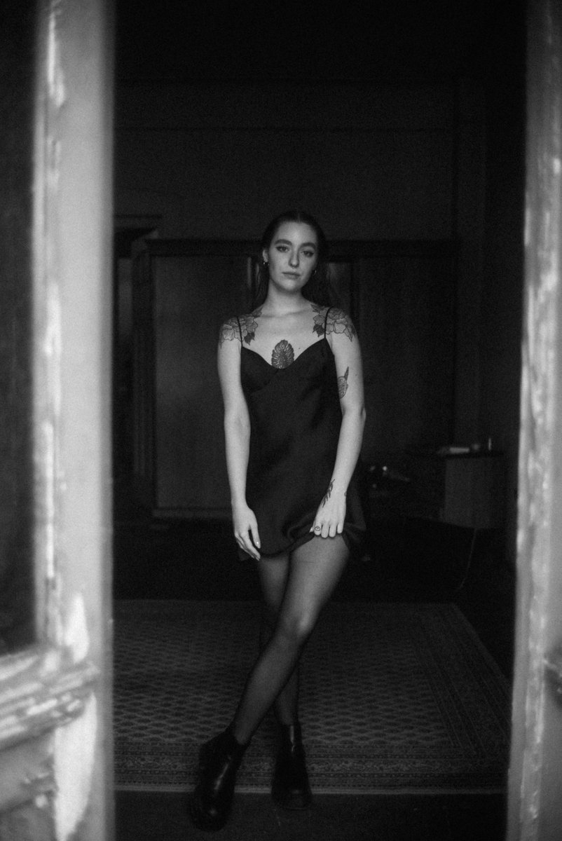 ... Lea ...

#leicam240 #voigtländernokton #35mm14