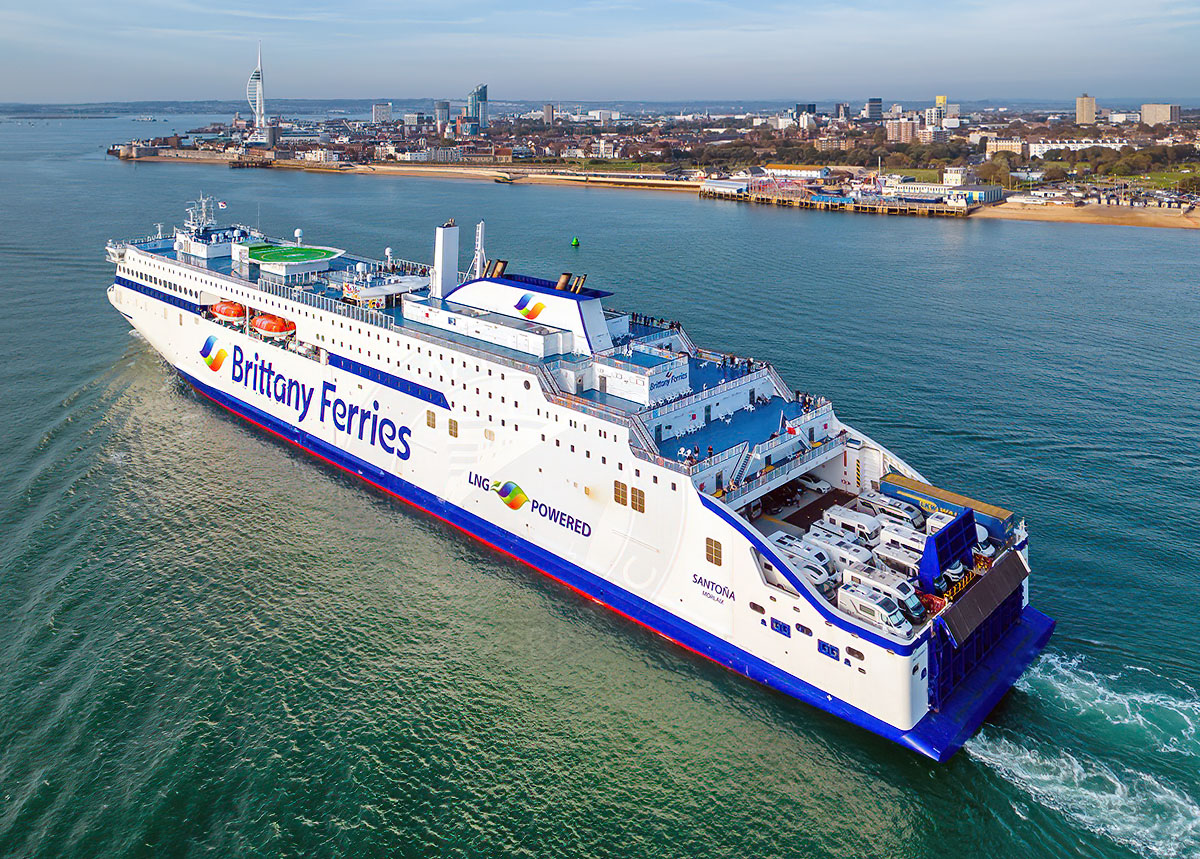 MaritimePhotos's tweet photo. The @BrittanyFerries Santona approaching @PortsmouthPort. Construction of a fourth #EFlexer for the French operator started last week. #ferrynews https://t.co/k4LkFKCobt
