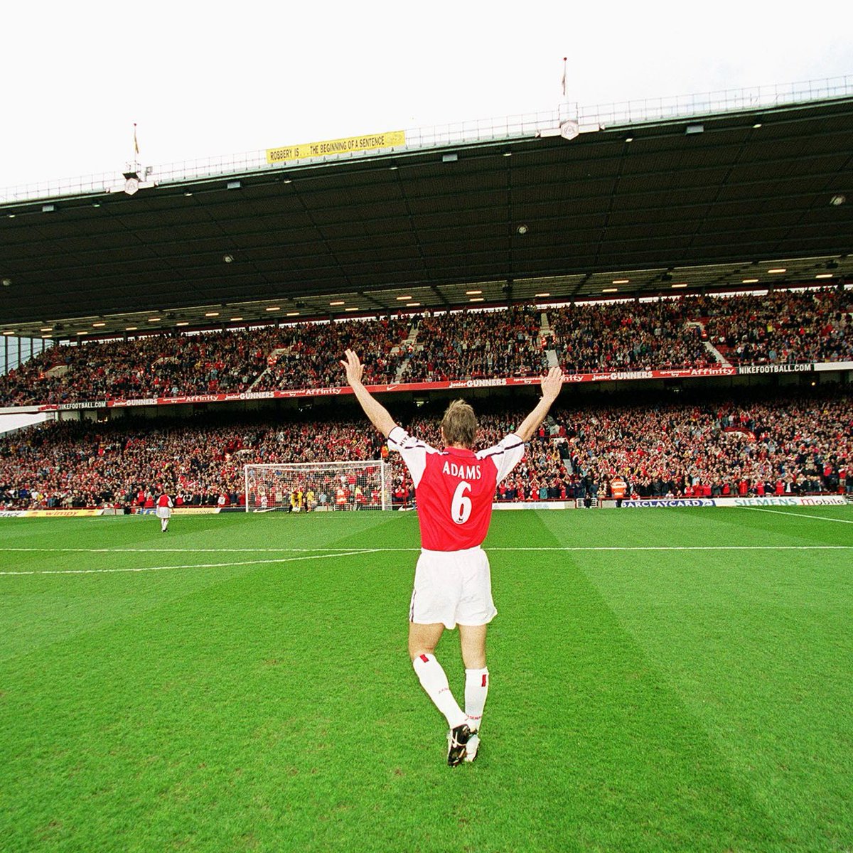 Happy birthday to one of the best captains <a href="/TonyAdams/">Tony Adams</a> 🎂🎂🎉🎉