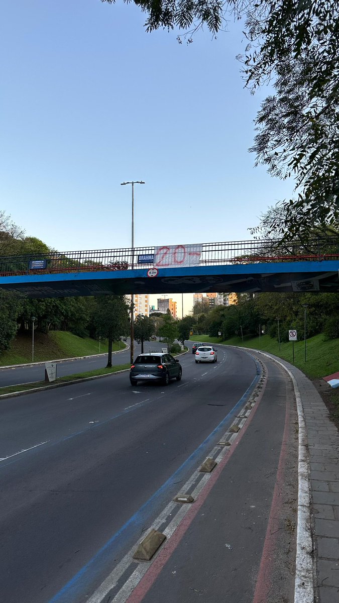 LedioLegal's tweet photo. Só pra lembrar quem manda nesse estado:

- Passarela da dupla amanheceu com um simples recado, 20+

Legal https://t.co/EEVvce7ujb