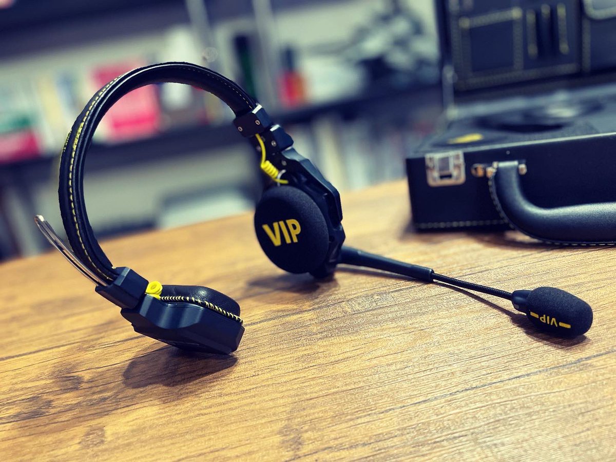 TimecodeLab's tweet photo. 最近よく目にするHOLLYLAND SOLIDCOM C1 -VIPモデルのケースセット写真はタイムコード・ラボの投稿写真を提供させていただきました。
当ラボでは１年前にHOLLYLANDさんからプレゼントしていただき、今も愛用しています。

#HOLLYLAND #ホリーランド
#SOLIDCOMC1
#インカム #ワイヤレスインカム
#VIP https://t.co/FqxHU5YplL