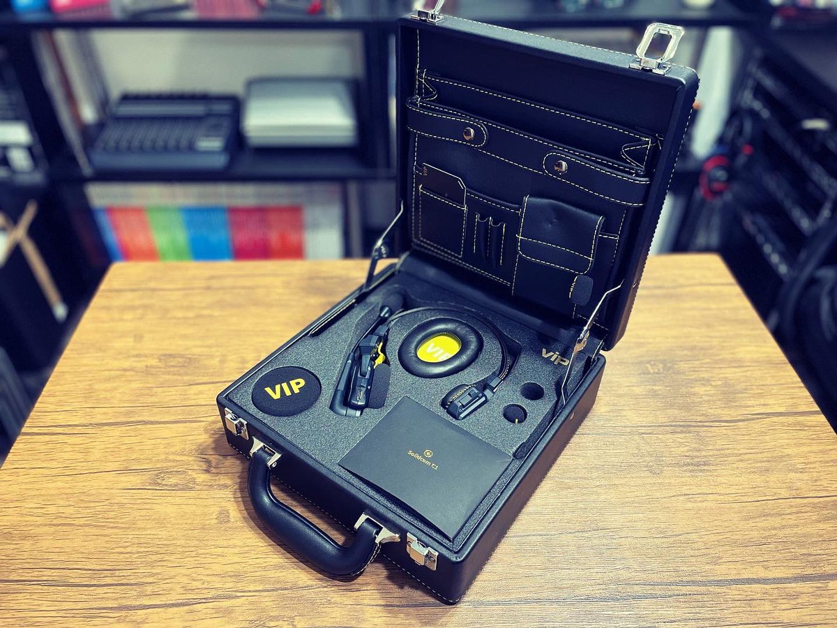 TimecodeLab's tweet photo. 最近よく目にするHOLLYLAND SOLIDCOM C1 -VIPモデルのケースセット写真はタイムコード・ラボの投稿写真を提供させていただきました。
当ラボでは１年前にHOLLYLANDさんからプレゼントしていただき、今も愛用しています。

#HOLLYLAND #ホリーランド
#SOLIDCOMC1
#インカム #ワイヤレスインカム
#VIP https://t.co/FqxHU5YplL