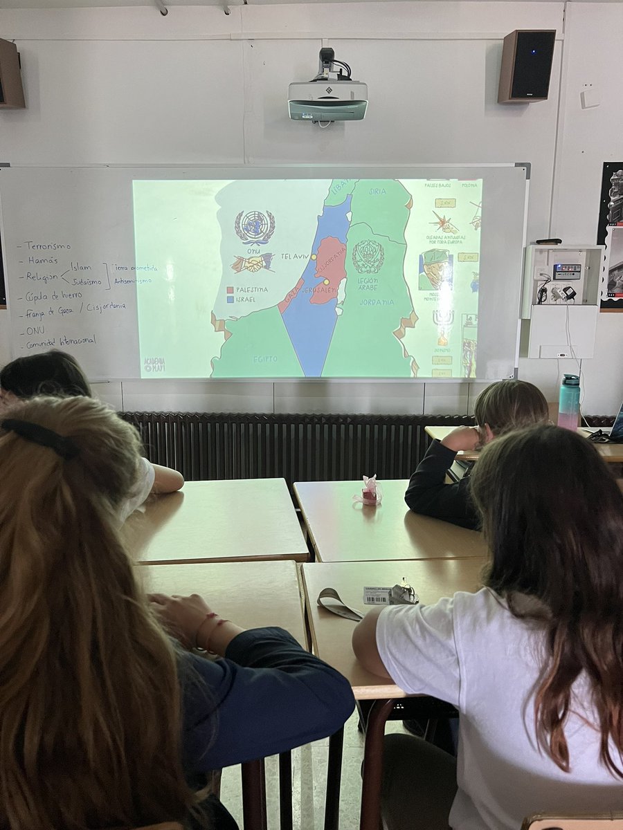 pmariasantcugat's tweet photo. En secundaria, trabajamos la actualidad en el aula, y hoy nos hemos centrado en el conflicto palestino-israelí, de la mano de @JuniorReport_ y @academiaplay #actualidad #noticias #guerra #iiin #santcugat https://t.co/wO64bcyqTm