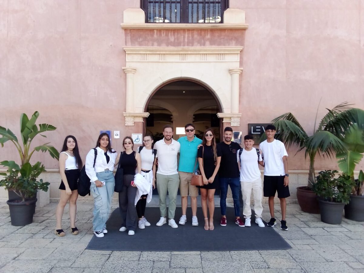 🎓Nuestra familia #MeliaVillaitana ha recibido a los alumnos de IES Mediterrània del 1º del Ciclo de Gestión de alojamiento, donde además de compartir experiencias y conocimientos, también realizaron un pequeño taller de Resolución de Oportunidades. #WeAreMelia 🔝