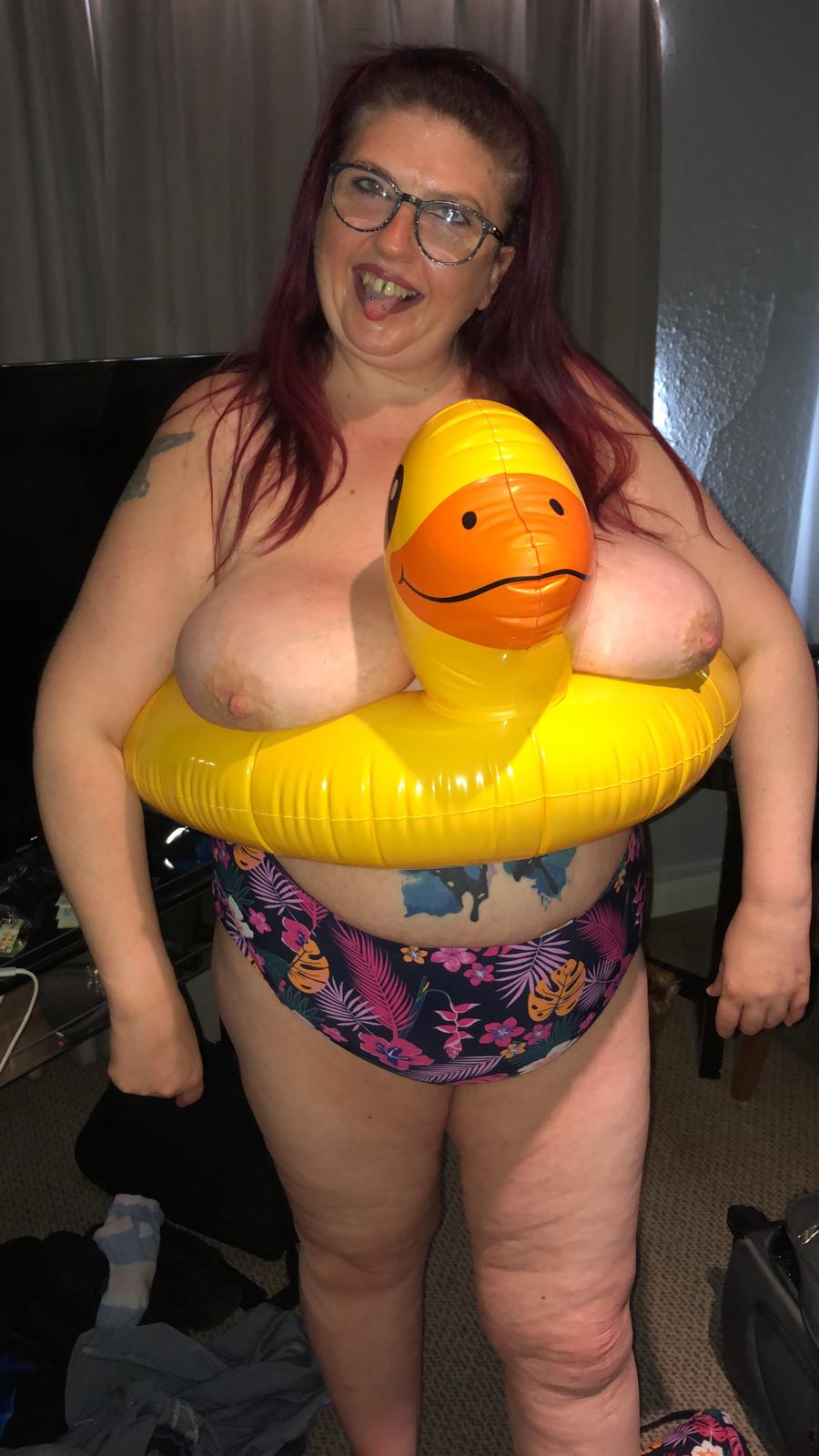 Happy Tity Tuesday who is come to jave a splash with me? Xx https://t.co/EFAllVk1Ei