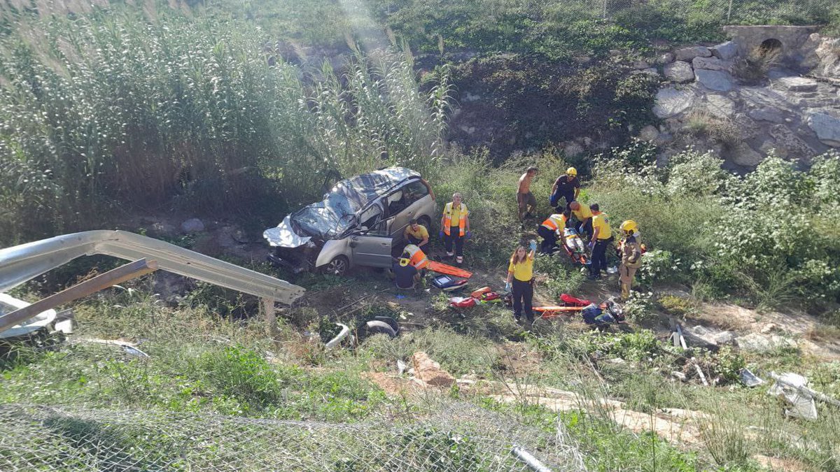 bombersSFE's tweet photo. Aparatós accident al final de la B24 a Vallirana amb ferits de diversa consideracio però cap de molt greu (diumenge 8 d'octubre) https://t.co/RUxaIQXHE1