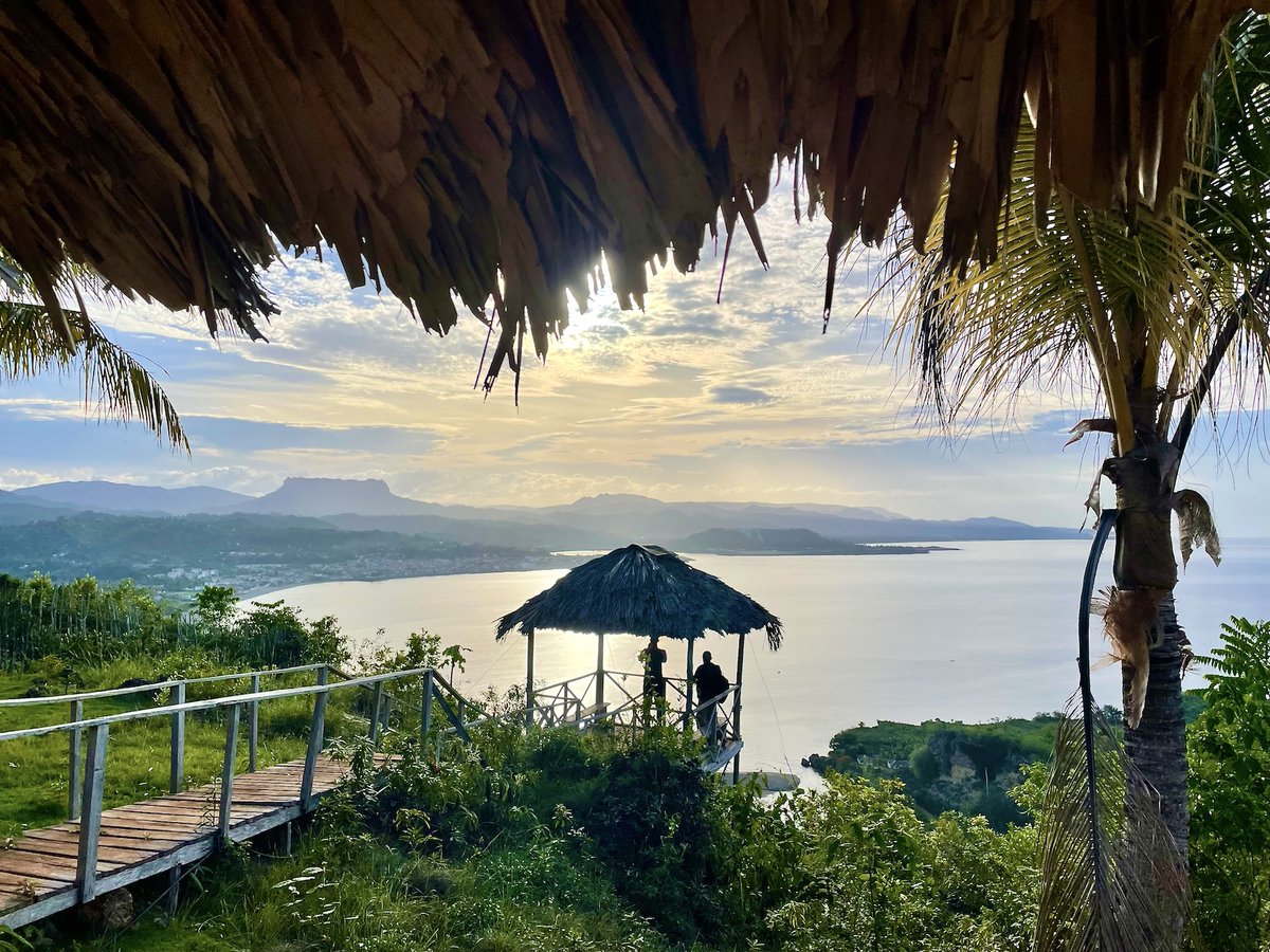 The Majayara Mirador – a late afternoon view towards #Baracoa, in eastern Cuba. 🌅🏞️🇨🇺 Yara-Majayara protected area showcases coastal karst evergreen flora, geological terraces, archaeological remains, and bucolic fishing + agricultural communities. 👉 villaparadisobaracoa.com/en/yara-majaya…