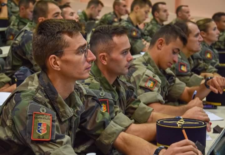 #infanterie #artillerie 
Aux EMD, nos lieutenants de l'Ecole d'Artillerie ont assisté à une présentation sur les capacités de l’infanterie, présenté par la direction des études et de la prospective infanterie (DEPI)
#cohésiondéfense #NosJeunesOps #interarmes 
@armeedeterre